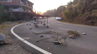 Himachal: शिमला-धर्मशाला हाईवे पर फिर लगाए पत्थर, रेहड़ी और चूल्हा; अब परेशानी बनने लगा मंगरोट भूमि विवाद Stones, street vendors and stove again installed on Shimla-Dharamshala highway Mangrot land dispute Himachal