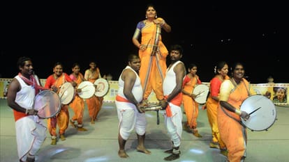 काशी तेलुगु संगमम: लोक संगीत के आलोक से दमका गंगातट, कलाकारों के अभिनय ने दर्शकों को किया रोमांचित Folk music performance by Telangana artists in Kashi Telugu Sangamam thrilled audience