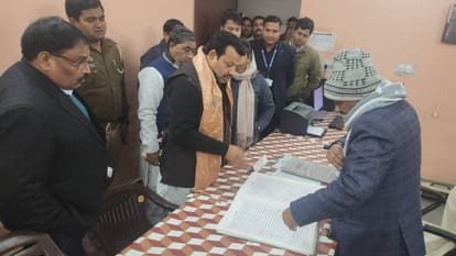 Minister of State for Revenue Anup Pradhan reached Mathura and did surprise inspection of Sadar Tehsil