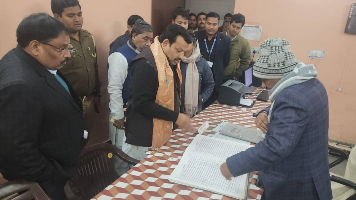 Minister of State for Revenue Anup Pradhan reached Mathura and did surprise inspection of Sadar Tehsil