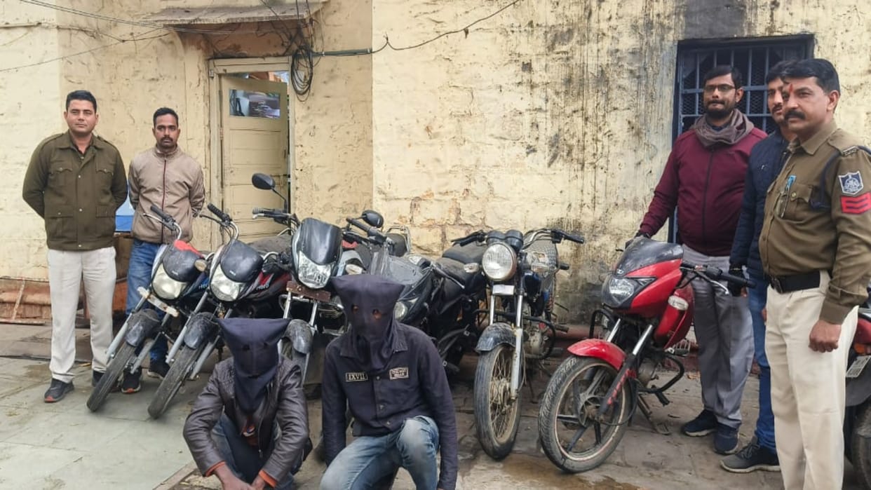 Mandsaur News Two bike thieves arrested police also seized six stolen vehicles