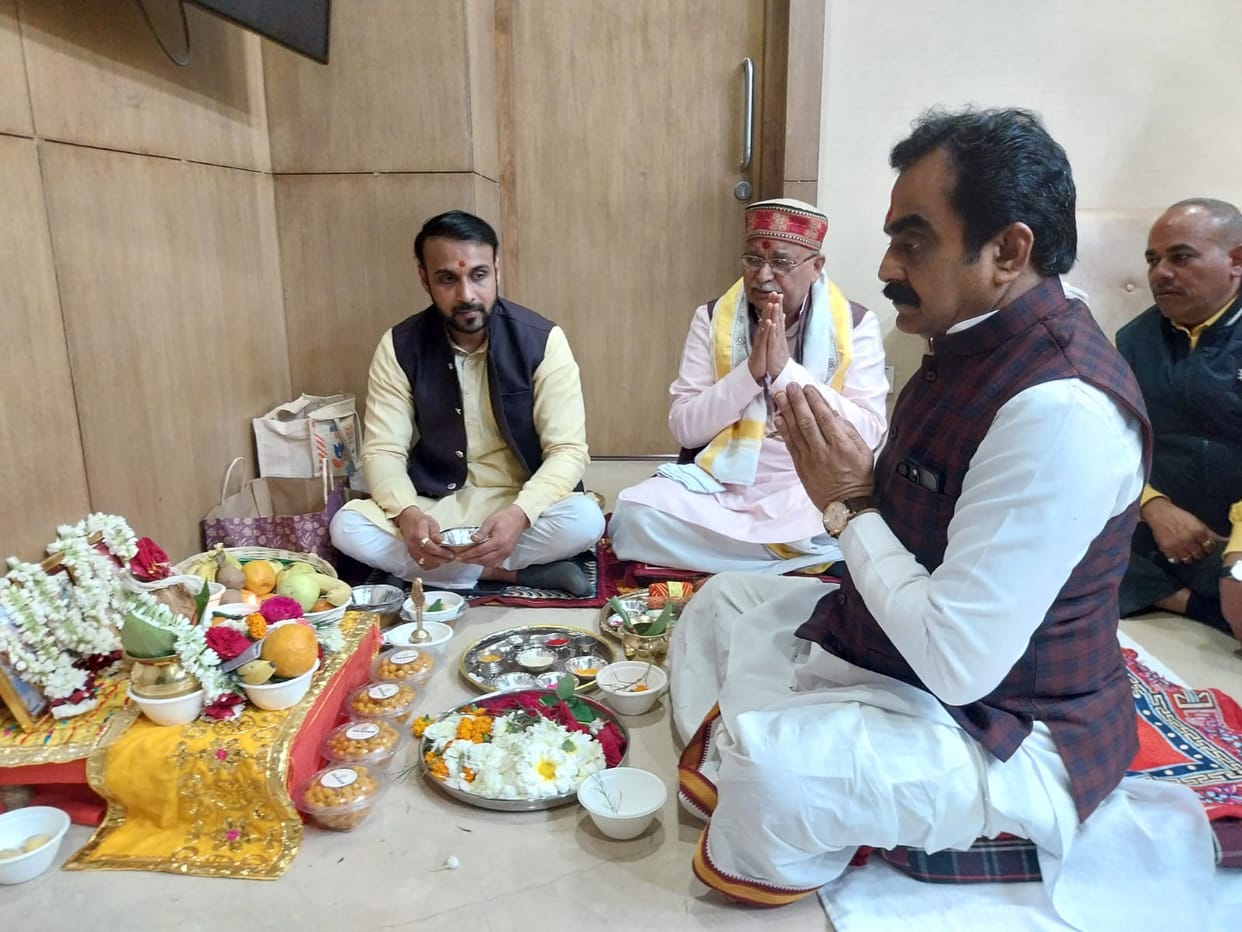 MP News: Pwd Minister Rakesh Singh took charge in the ministry at 11 pm, review meeting called tomorrow