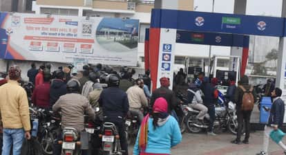 पेट्रोल पंपों पर कतार