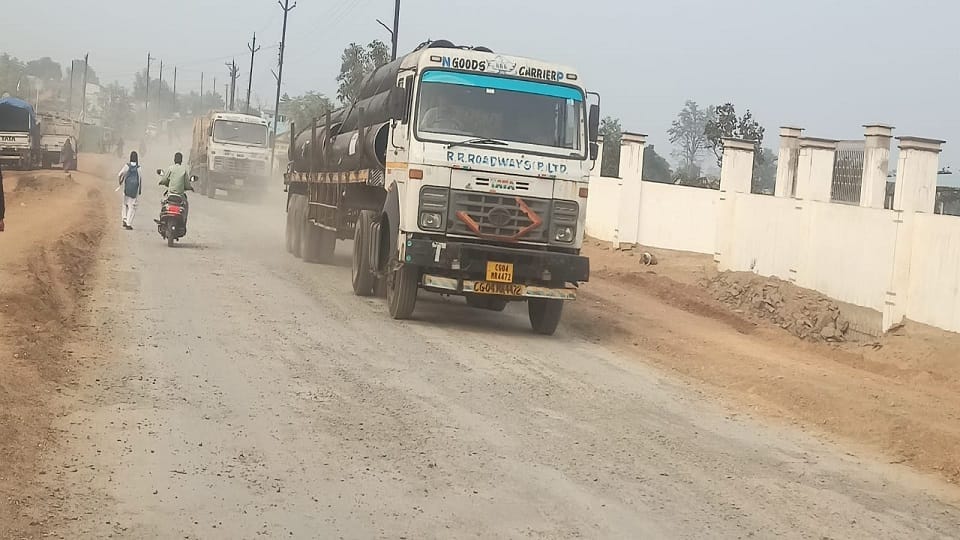 Arbitrariness of contractor in construction of Ring Road people are troubled by the dust in Balrampur