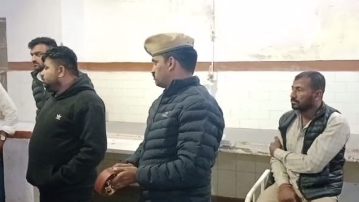 Rajasthan News: The police vehicle carrying the accused overturned, the policemen and accused were injured