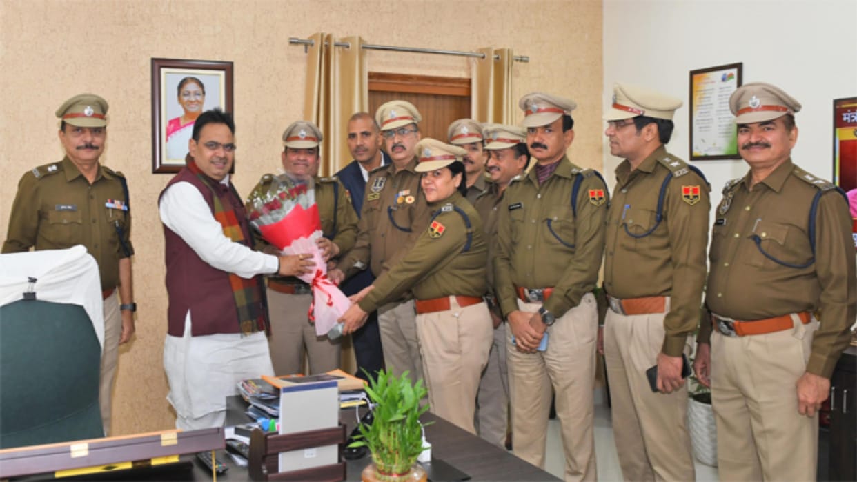 Rajasthan News: RPS officials paid a courtesy call on the Chief Minister, CM gave advice through gestures