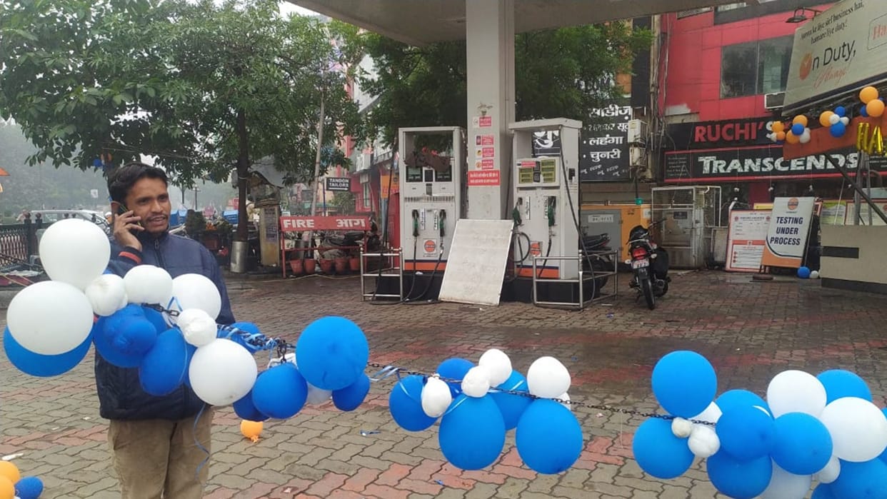 Fight for oil at petrol pumps, tankers are not coming for two days, most of the pumps are out of oil.