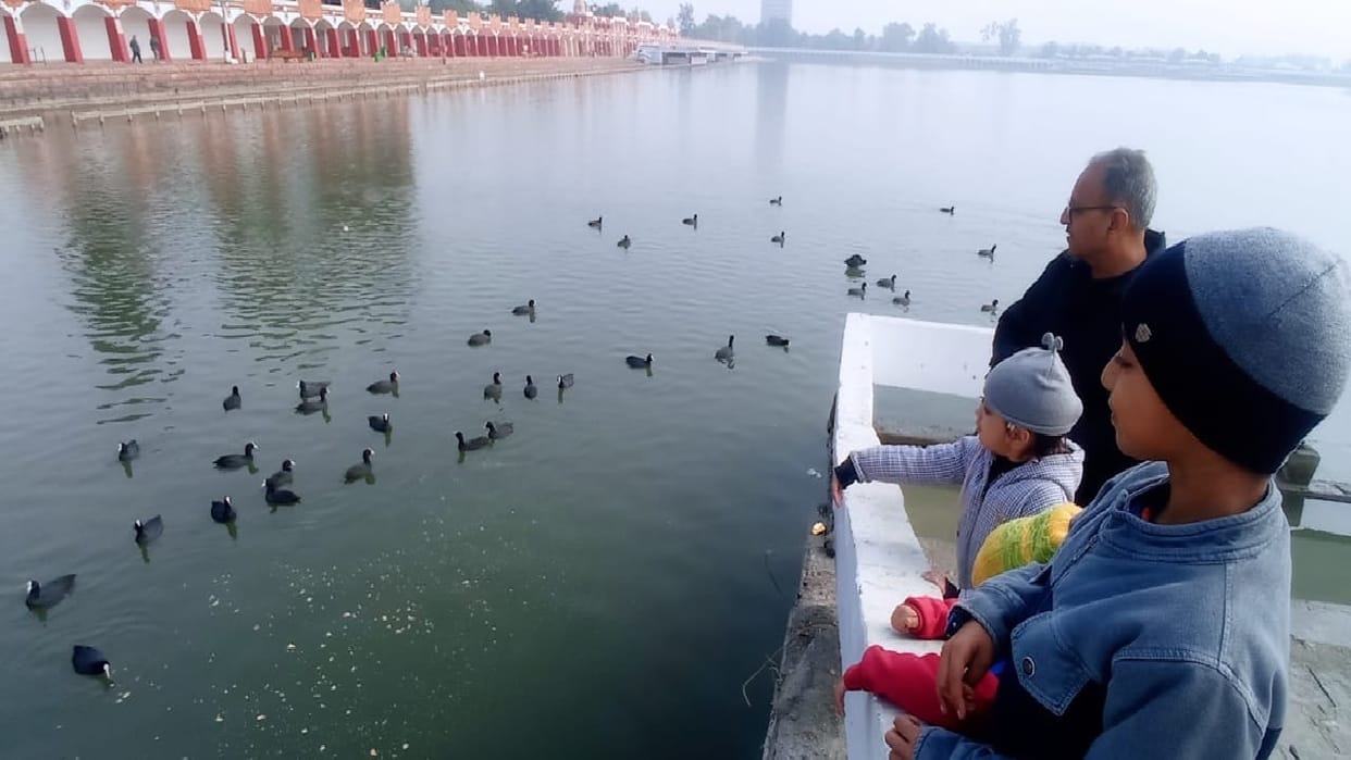 Sun shines in Dharmnagari for fifth day in Kurukshetra, Relief from cold, people seen roaming on Brahmasarovar
