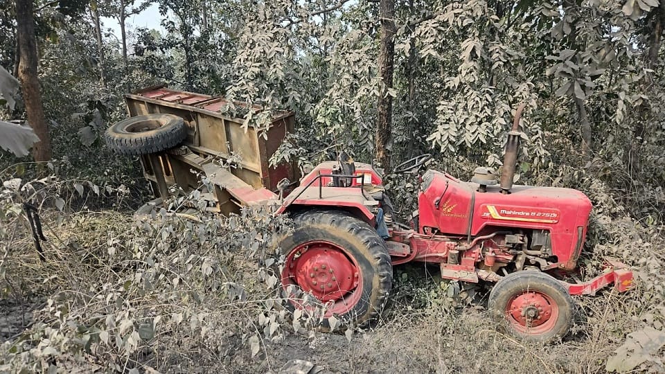 Driver smuggling sand died accident occurred due to tractor overturning in Korba