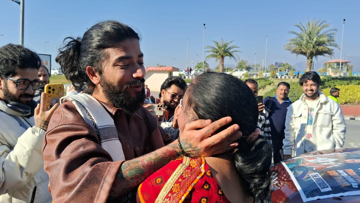 Bigg Boss 17 Anurag Dobhal returns to Dehradun after being eliminated crying to see mother at airport