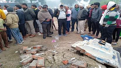 वाहन से क्षतिग्रस्त हुई अंबेडकर प्रतिमा