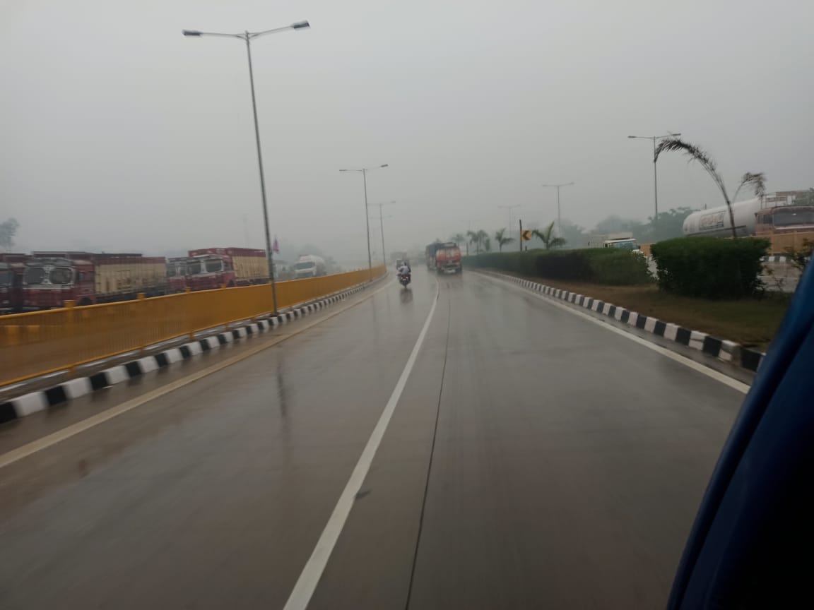 Varanasi Rains Cold increased due to the first rain of the year in Varanasi, people shivered, mercury dropped