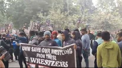 Protest: जूनियर पहलवानों ने बजरंग-विनेश पर लगाया करियर बर्बाद करने का आरोप, साक्षी बोलीं- मां को धमकाया जा रहा Junior wrestlers accused Bajrang-Vinesh of ruining their career sakshi malik said mother is being threatened