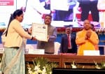 लखनऊ लोक भवन में आयोजित कार्याक्रम में नियुक्ति पत्र देते धर्मेन्द्र प्रधान व सीएम योगी