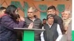 विधायक दुड़ाराम से सवाल करता युवक सुमेर ज्याणी।