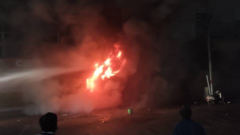 fire broke out in car decoration showroom in Agra goods were burnt to ashes
