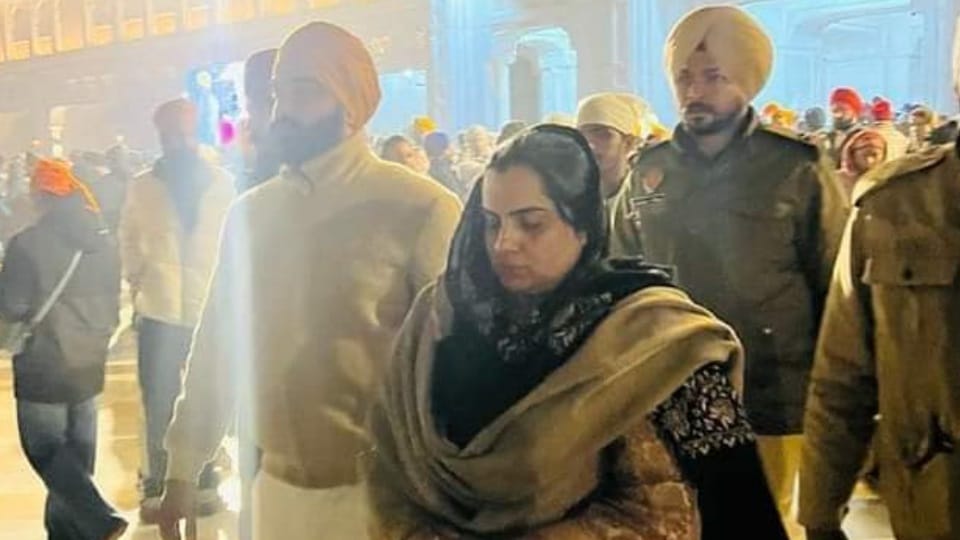 Controversy on AAP MLA Baljinder Kaur came in Golden Temple with uniformed security personnel