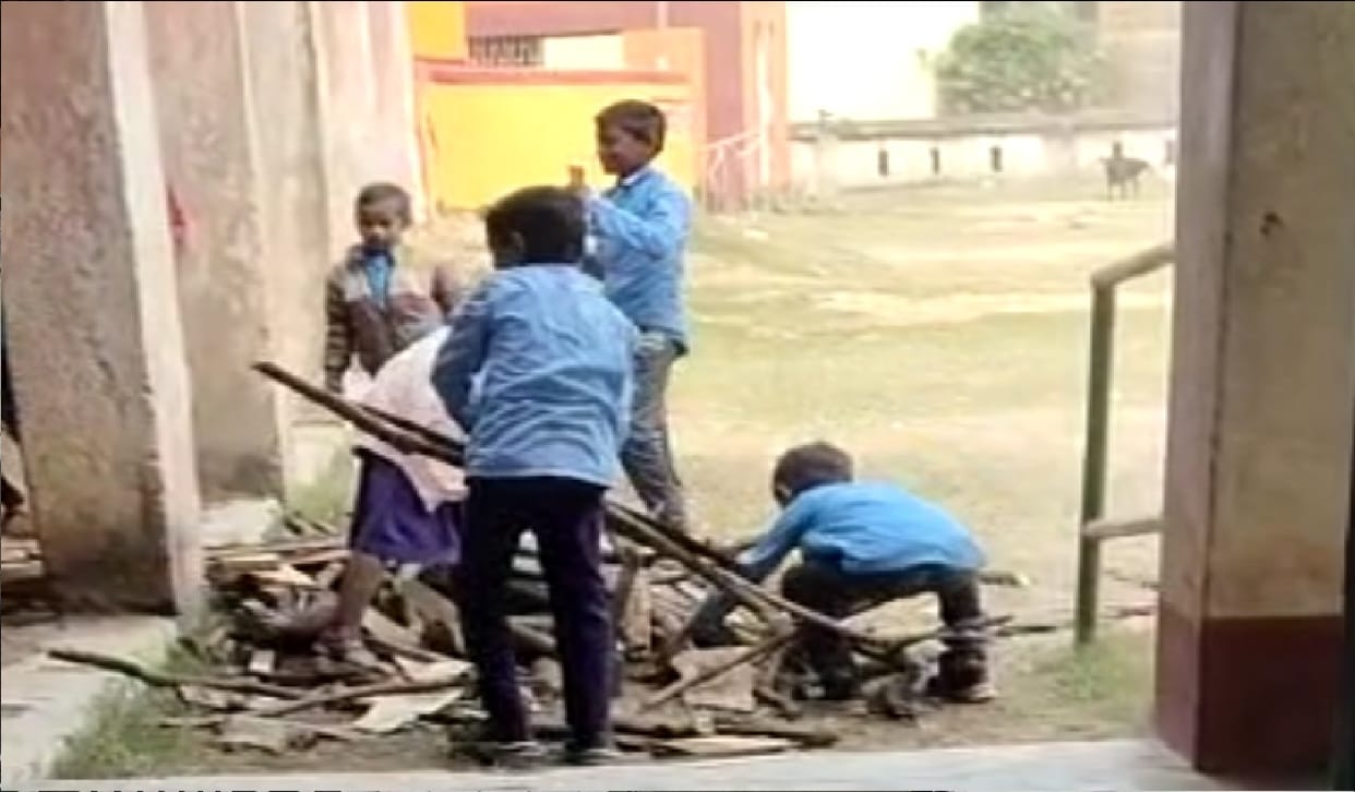 Children of government school in Aurangabad are carrying wood, firewood was brought to make MDM; video viral