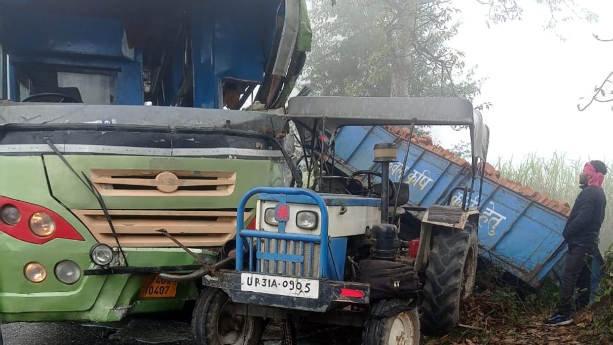 teen dies as private sleeper bus collides with tractor-trolley in Lakhimpur Kheri