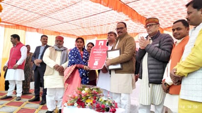 Deputy CM Brajesh Pathak participated Vikas Bharat Sankalp Yatra in Varanasi