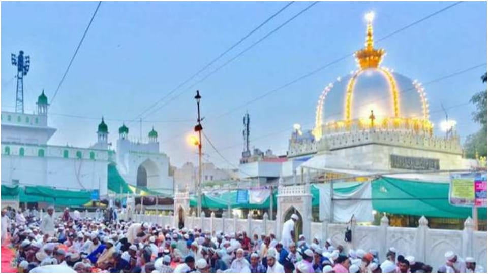 Flag of the annual 812th Urs of Khwaja Saheb hoisted in Ajmer on January 8