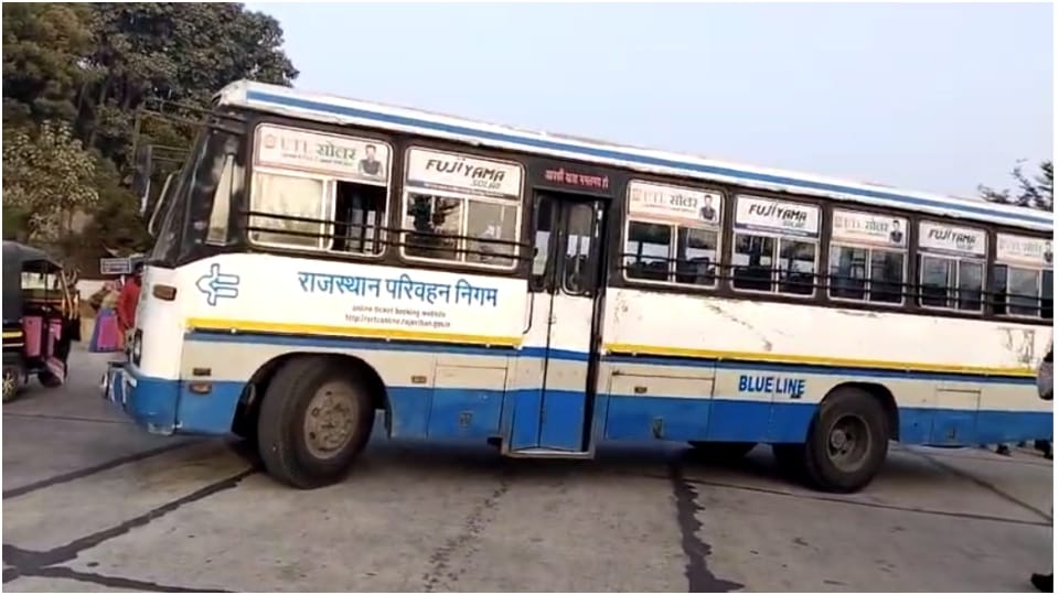 girl dies mother seriously injured due to collision with roadways bus at Ajmer bus stand