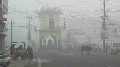 कोहरे से घिरा शहर का चौक।