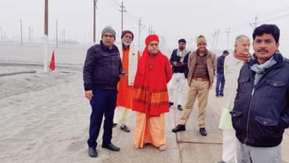 माघ मेले में भूमि आवंटन के दौरान शंकराचार्य के प्रतिनिधि श्रीधरानंद ब्रह्मचारी।