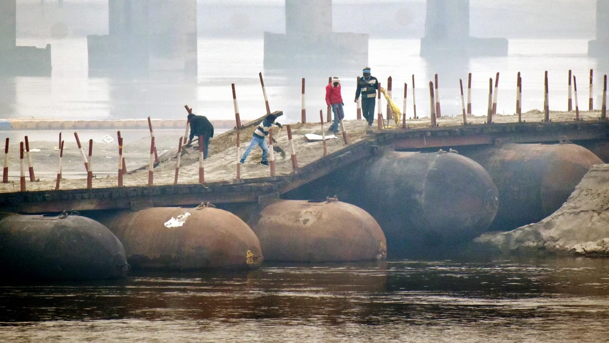 Preparations for Magh Mela lagged behind due to rain, due to strong current of Ganga there was a disturbance i
