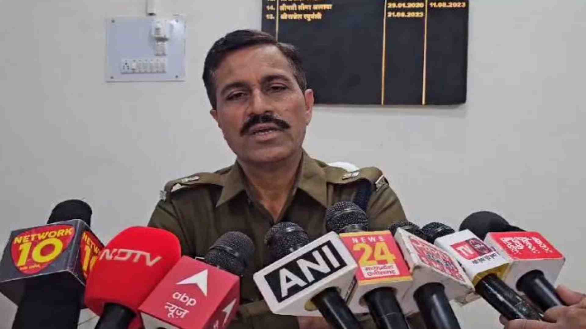 मामले की जानकारी देते पुलिस अधिकारी।
