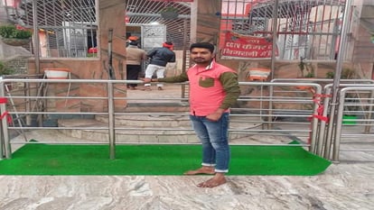 Gopalganj: संदिग्ध परिस्थितियों में युवक की मौत, परिजनों ने जताई हत्या की आशंका, जांच में जुटी पुलिस Dead body of a young man thrown outside his house in Gopalganj