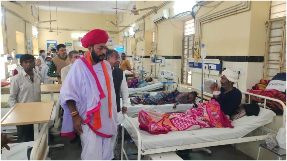 Minister of State Otram Dewasi got angry after seeing the chaos in Sirohi District Hospital