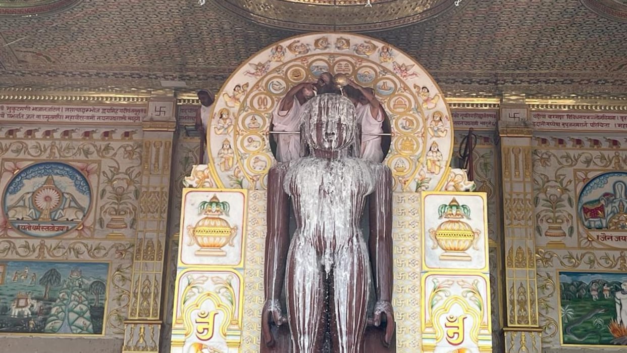 Ujjain News Lord Mahavir Swami was anointed with five colors in the presence of eight saints