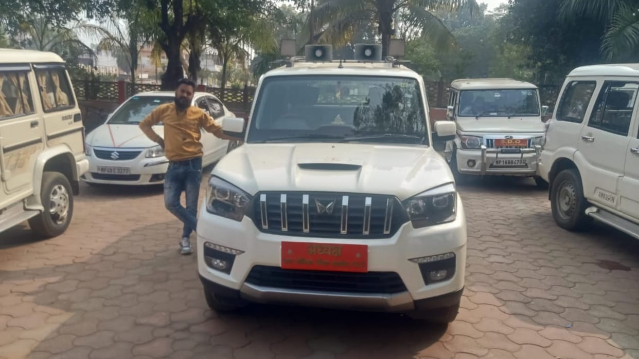 Shahdol News Front number missing from Municipality Chairman vehicle