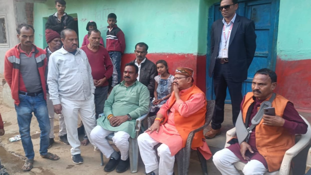 Anuppur Two children died due to wall collapse Dilip Jaiswal met the family members and consoled them