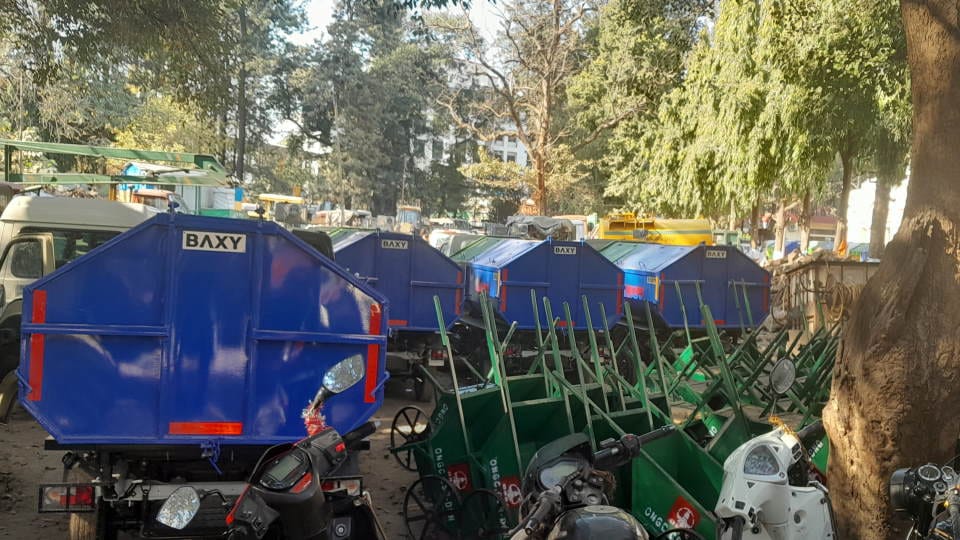 Dehradun News garbage vehicles which were flagged off by CM are standing in Nagar Nigam