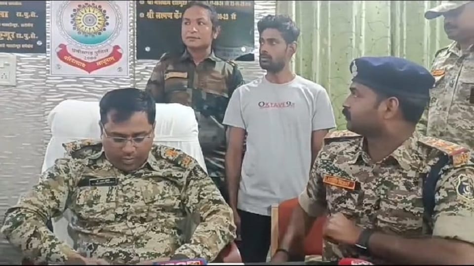 पुलिस की गिरफ्त में आरोपी