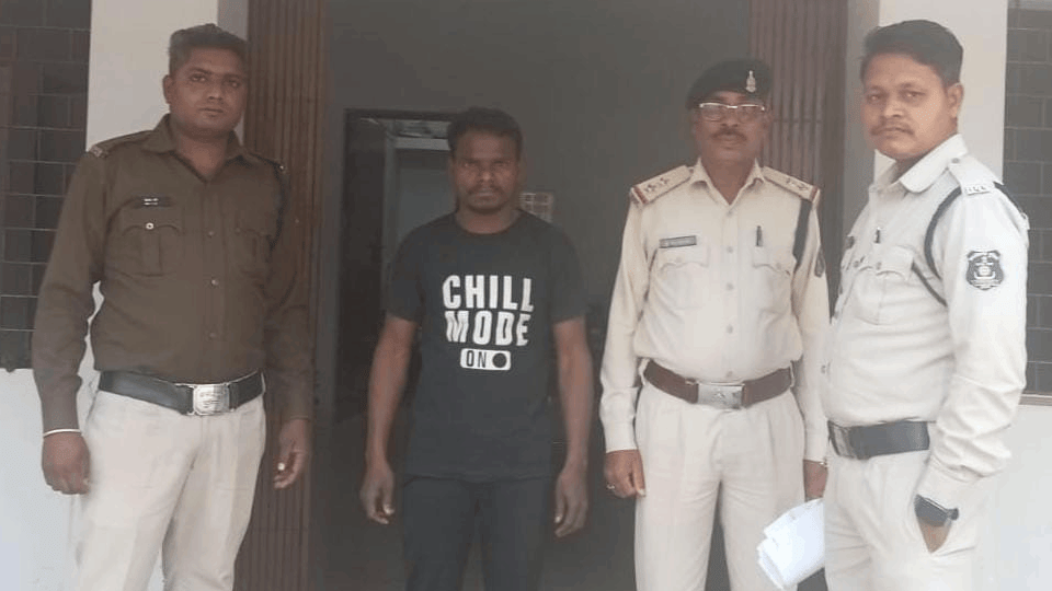 पुलिस की गिरफ्त में आरोपी
