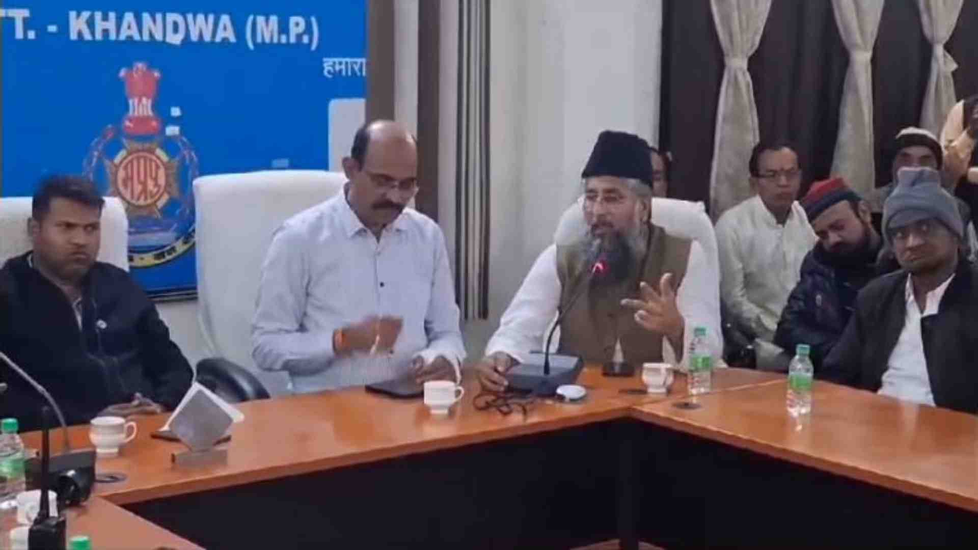 प्रशासन के साथ बैठक करते धर्मसंस्थाओं से जुड़े लोग।