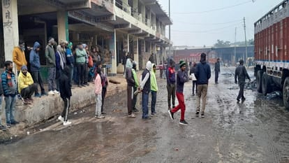 Truck filled with onions caught fire in Sikandra vegetable market