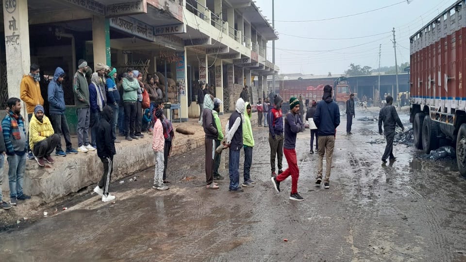 Truck filled with onions caught fire in Sikandra vegetable market