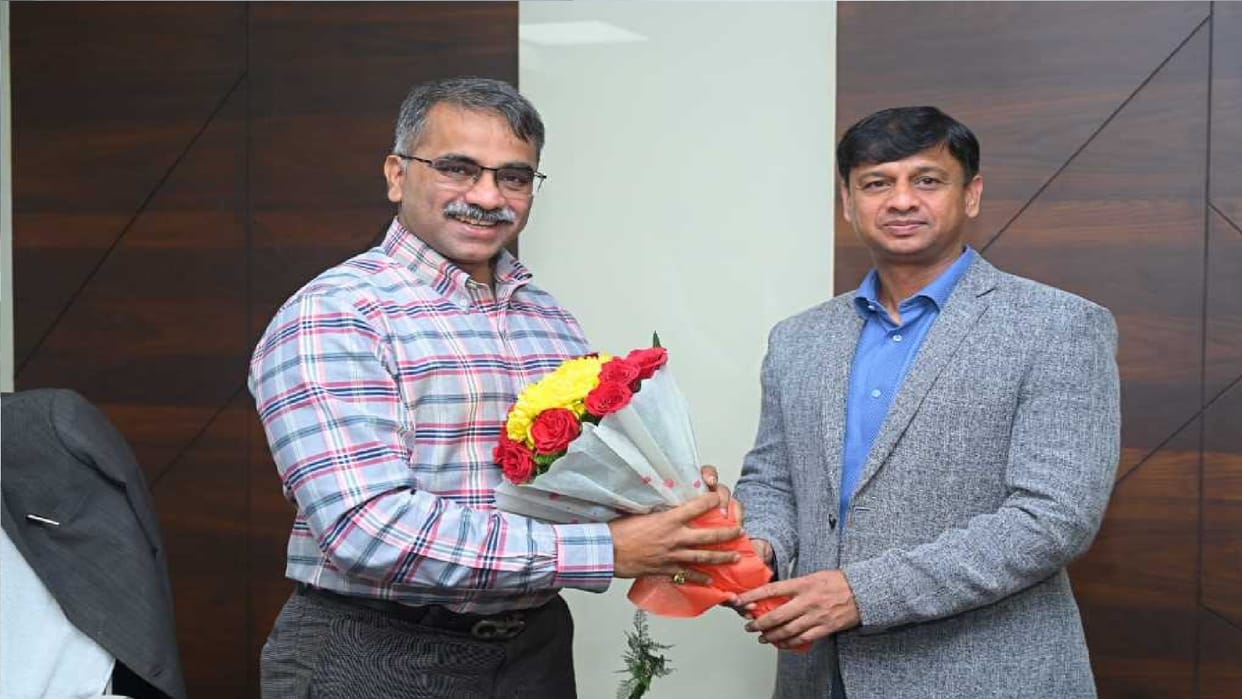 Chhattisgarh: IPS Mayank Srivastava took charge as Public Relations Commissioner, Dipanshu handed over the cha
