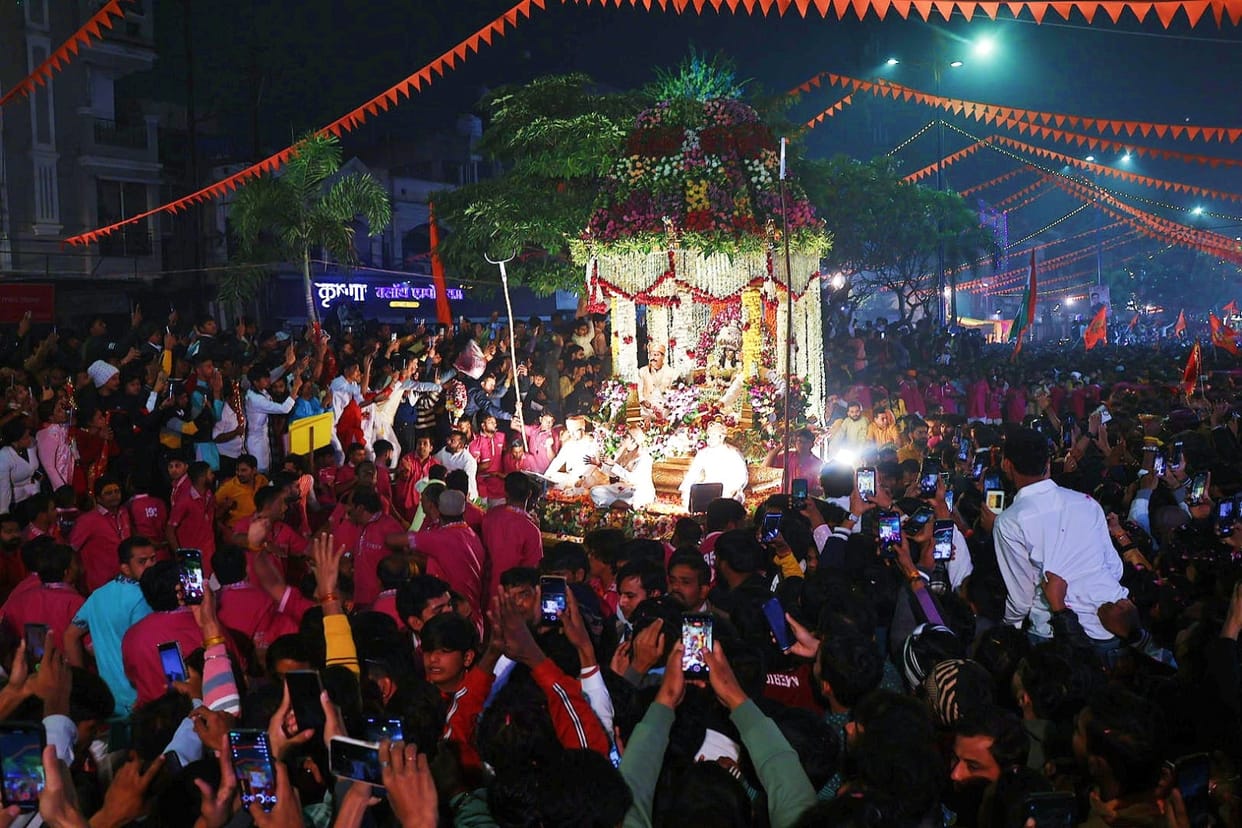 Indore: Jai Ranjit echoed in Indore, Prabhat Pheri took place in the morning, dishes were decorated on the str