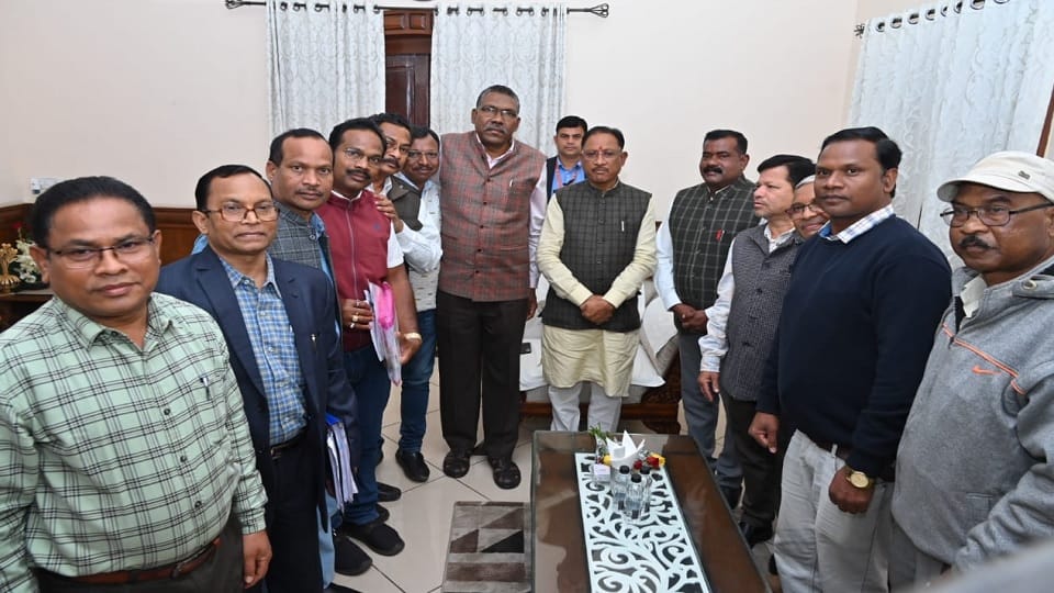 SC order give reservation promotion is being disobeyed employees submitted memorandum to CM in Kabirdham