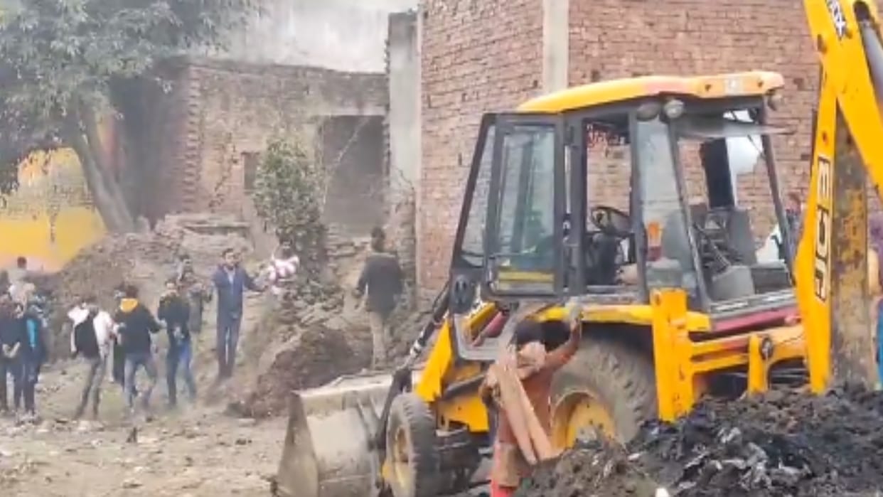 Meerut: Bloody conflict between two parties over possession of disputed land, fierce fighting, police removed