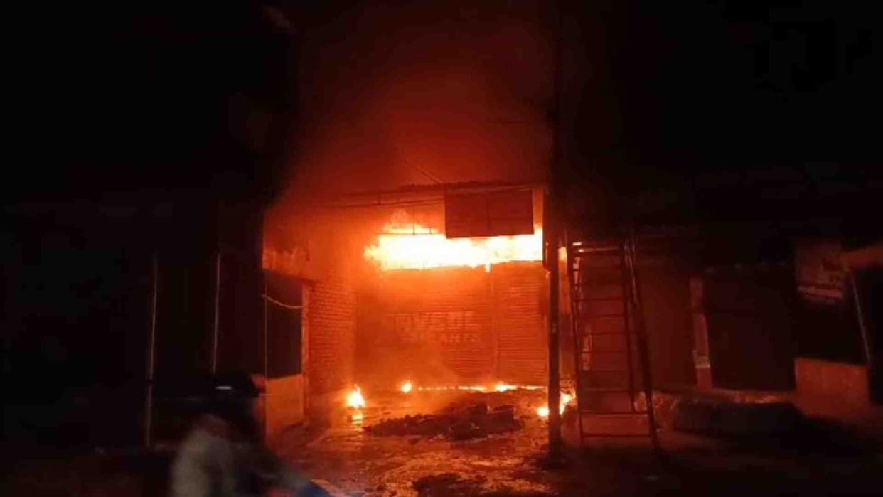 Fire broke out in a battery shop on Khakra Chaurai Road in Chhindwara Singodi.