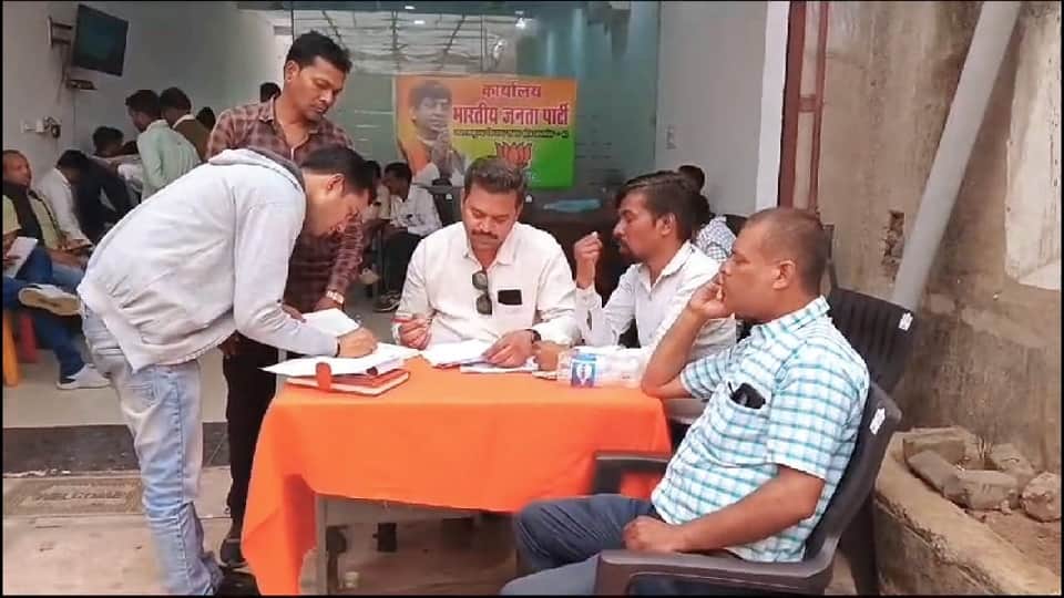 BJP MLA Yogeshwar Raju held Janata Darbar listened to people problems assured solution in Mahasamund
