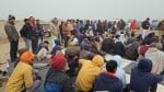 ऊमरी गौशाला पर कार्यवाही न होने  को लेकर अन्शन करते ग्रामीण व गौर रक्षा संगठन से जुड़े लोग