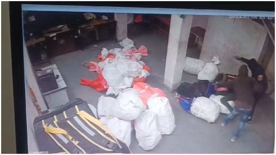 88 thousand rupees looted at gunpoint in warehouse of courier company in Gwalior