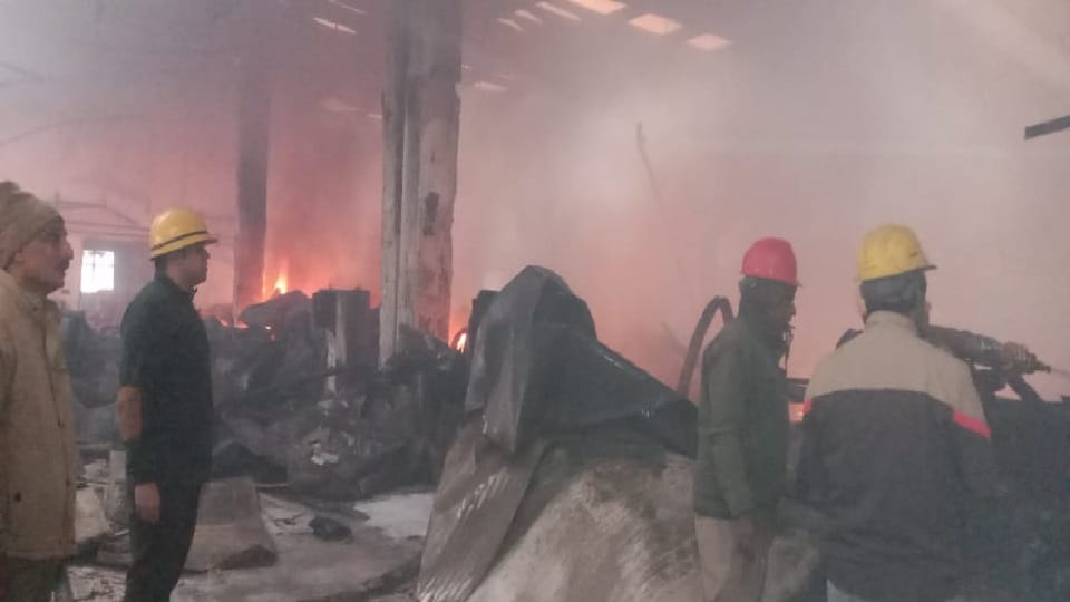 Amroha: Fire broke out factory manufacturing chips, one worker burnt alive, 25 workers saved